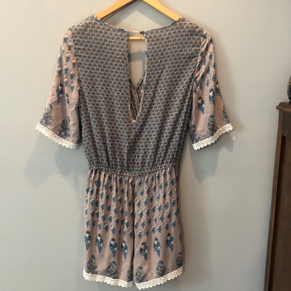 Boutique wrap front printed romper size medium - Picture 6 of 6